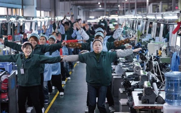 金猪配资 流水线上的青春