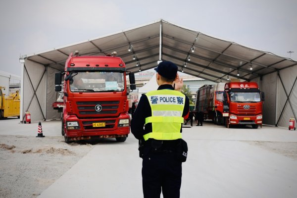 牛博 进博会进入布展期，入馆货车迎来高峰，上海警方持续优化远端安检措施